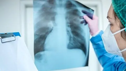 7歲女童拿「防曬噴霧」噴臉！狂咳送醫已「白肺」嚴重恐危及生命