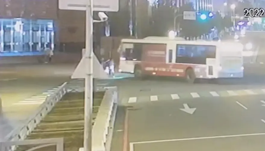 台中公車撞死母子！妻推夫救子遭拖行…心碎影像曝光！