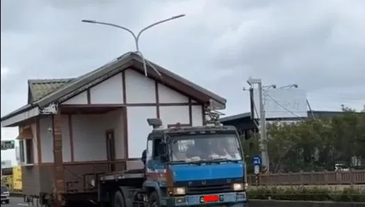 影／這才是真「搬家」！屏東民宿拖板車載運小木屋　警開罰至少6000