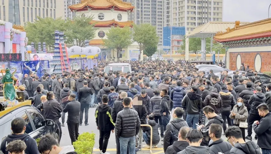 影/竹聯幫堂主母公祭！1500黑衣人擠爆殯儀館…警強力查11嫌