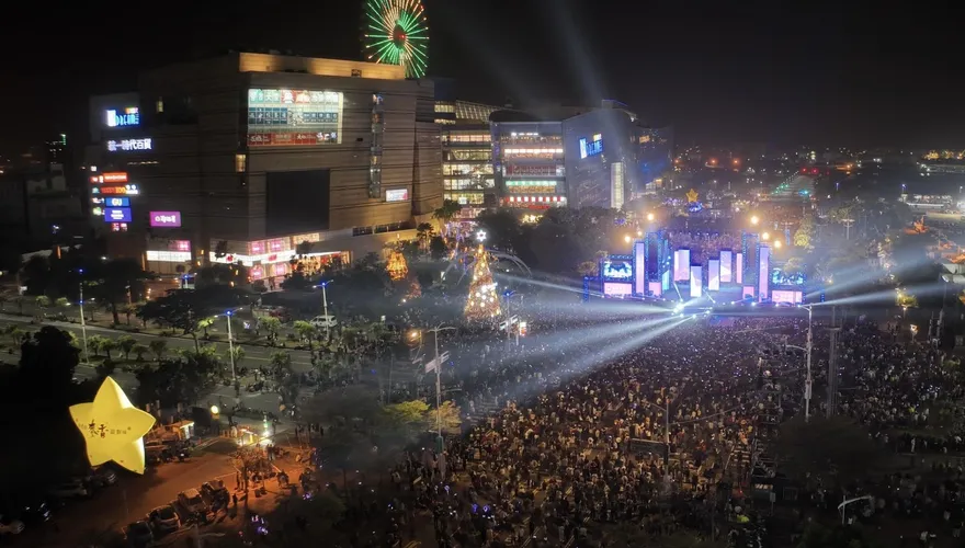 「亞灣未來市」越夜越嗨！高雄夢時代人數接近20萬　現場歡呼聲不斷