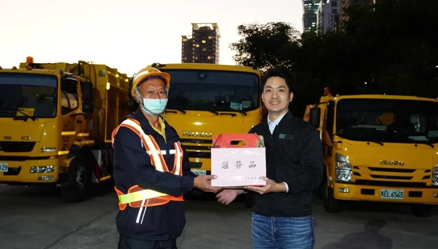 北市動員745人清跨年垃圾 復原市容1小時內搞定