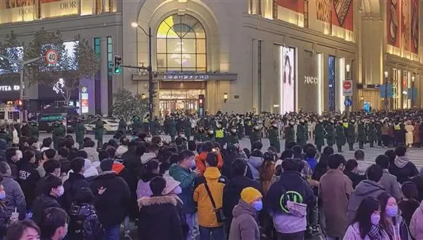 影/外灘跨年再現武警「拉鍊式人牆」　陸研究：北上廣渝感染近尾聲