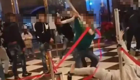 影/元旦就開打！一句「看X小」爆怒火…紅龍柱當球棒揮