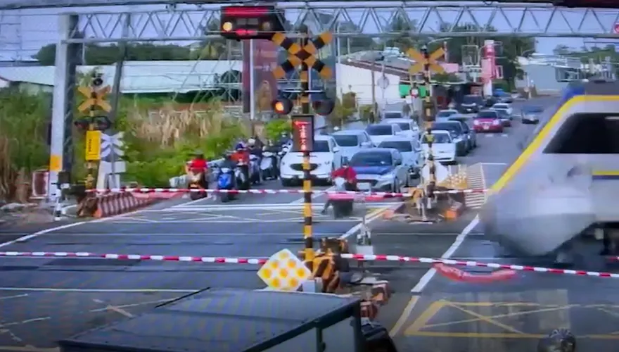 急什麼？台南騎士數次衝撞平交道遮斷桿　火車鳴笛也沒用