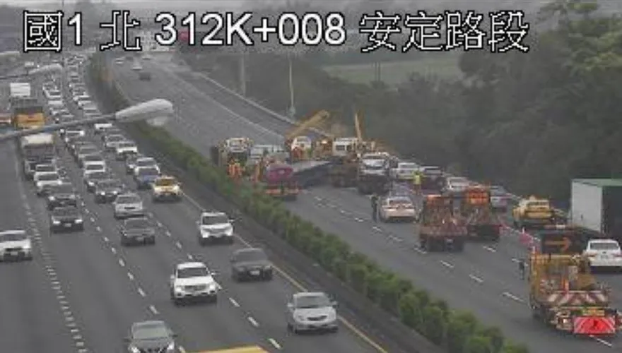 快訊／上高速前注意！國1南下安定段主線道封閉！現場3車+拖板車追撞意外處理中