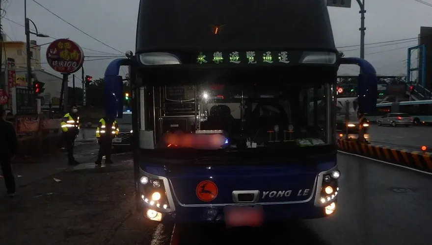 行人地獄名不虛傳！台中男斑馬線蹲撿物品　遊覽車輾成重傷插管搶救