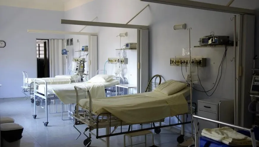 急診室等99小時才有床位！　英每週500人「延誤治療」死亡　醫療系統大崩潰