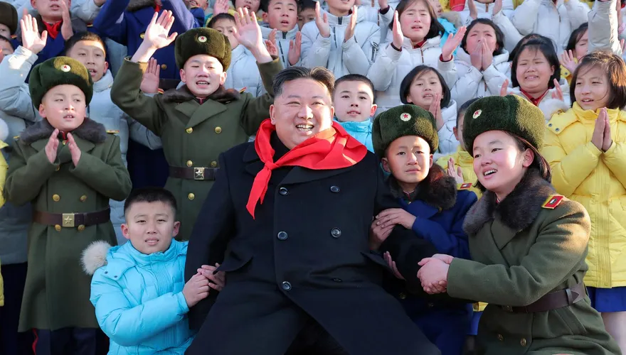 金正恩參謁錦繡山太陽宮　「微笑、摸頭」與朝鮮少年團代表合照