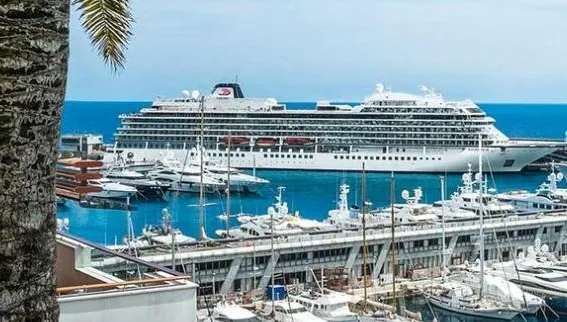 郵輪遭禁止靠岸！全因船體有「它」　800旅客被迫外海漂流7日