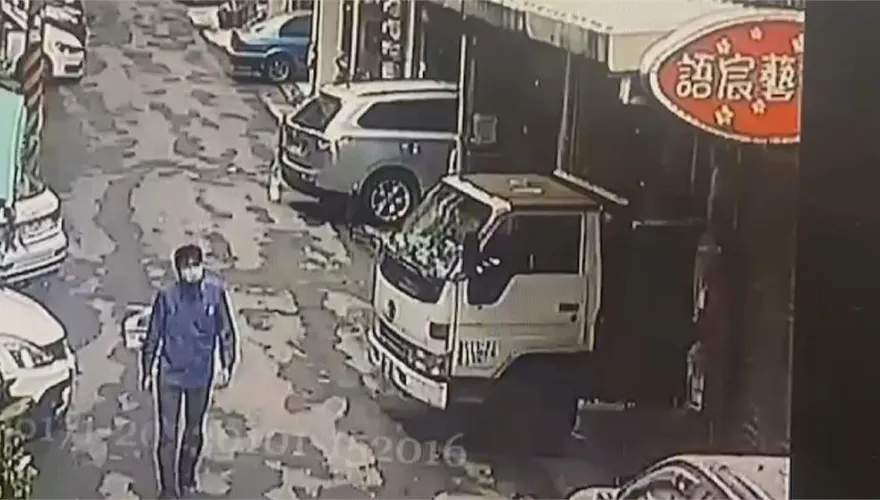 通緝犯化身扒手　直接開車門當駕駛面偷走47萬　騎車衝撞民眾落跑後遭逮