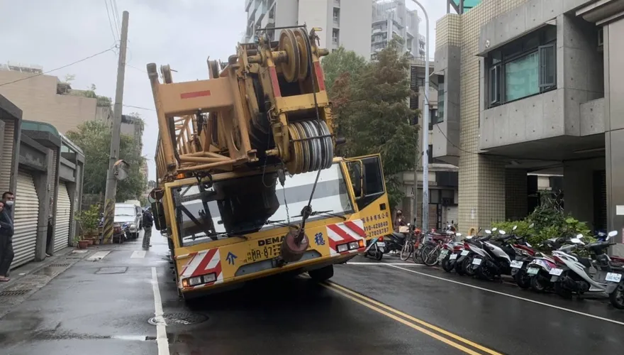 影/台中南屯道路塌陷　吊車路過秒受困　最後靠「它」神救援