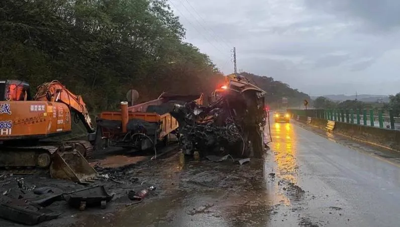 修理費帳單預估40萬！基隆七堵砂石車撞斷道路指示牌　駕駛疑疲勞駕駛釀禍