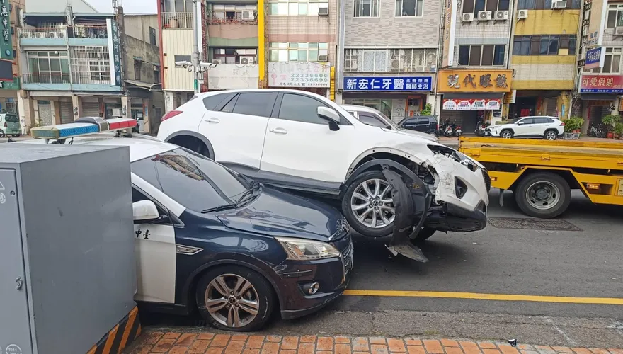 影/乖乖停格內！警車無辜被「騎上」　女恍神失控撞毀巡邏車