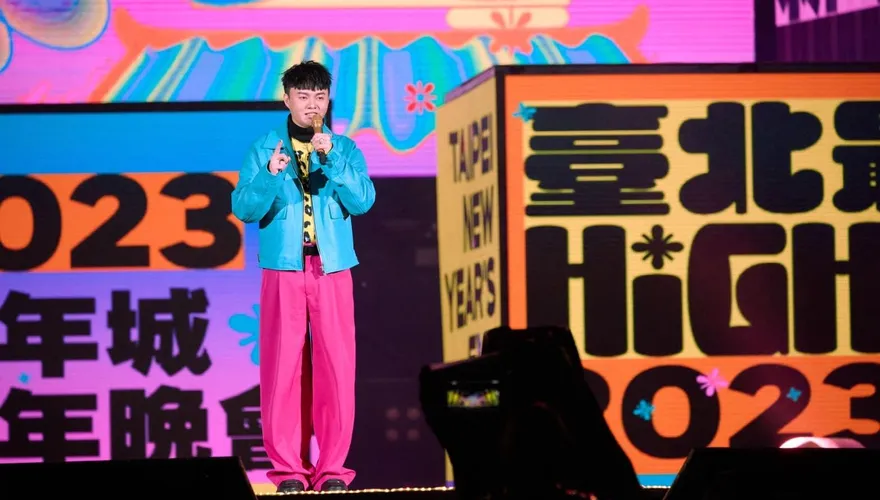 許富凱跨年唱一半「發生驚險插曲」！事後吐「內心求眾神明保佑」　網讚：根本沒影響