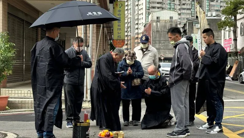 角頭家門口遭槍殺　家屬招魂「多次擲無筊」　哭喊：爸爸快回來