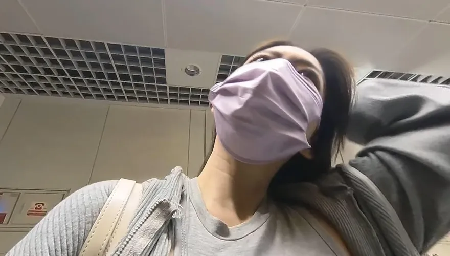 影/自創邪惡視角…爽看超兇正妹！點亮車頭燈「無罩」漫步北捷　實在好害羞