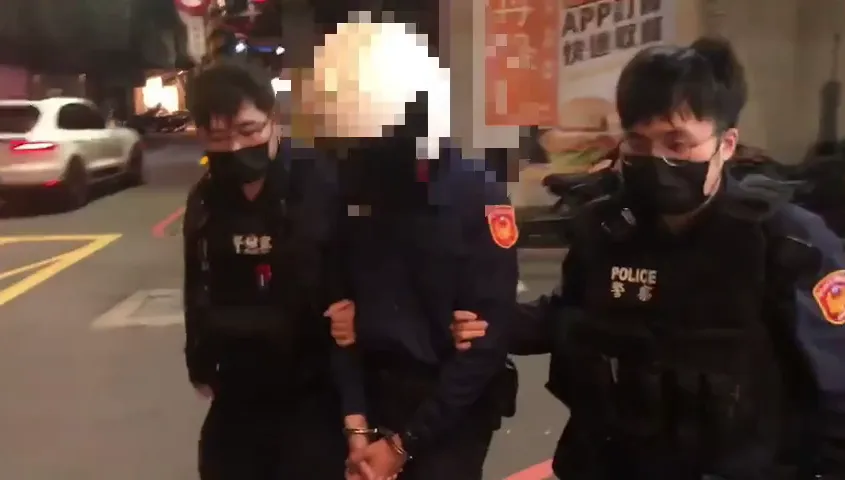 影/還在玩跨年扮裝趴？新北新莊警逮街頭指揮交通「假阿sir」　制服配備攏總有