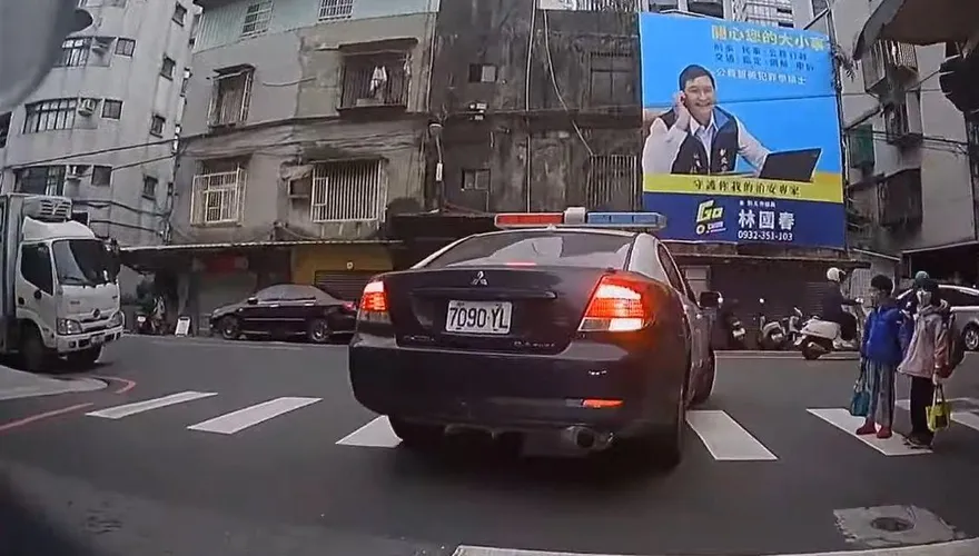 警車沒禮讓學童？畫面曝光網友怒批　新北警方說話了