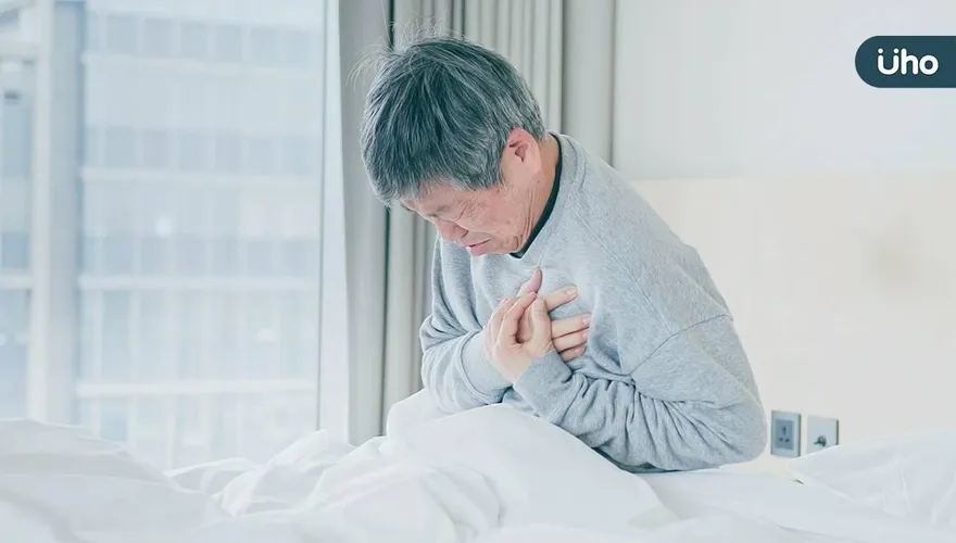 疫情拉警報！持續發燒、咳嗽卻「快篩陰」！醫曝有「這症狀」恐是肺膿瘍