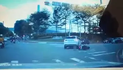 影/竹科驚悚車禍影像曝光！右轉車撞機車…女騎士有夠慘「前後輪各輾1次」