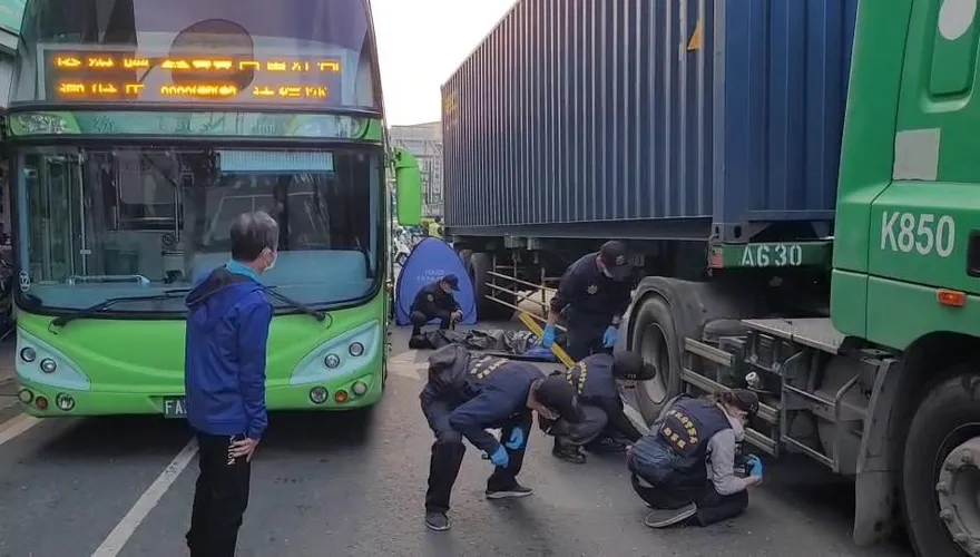 快訊/台南永康發生死亡車禍！女騎士疑遭大貨車輾斃
