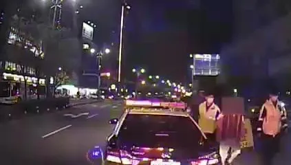 快訊/台中狂風襲市區！吹垮施工圍籬…釀1傷
