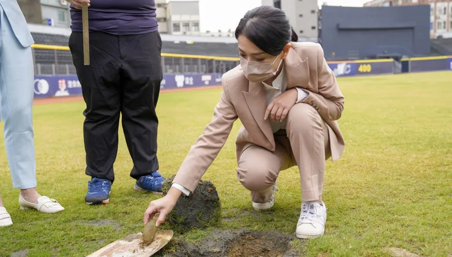 林智群護新竹棒球場被打臉！嗆PTT「廢物集中地」　遭洗1星評價竟飆罵「缺德的人死全家」