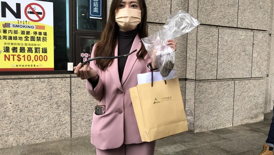 快訊/高虹安挖新竹棒球場弊案！她送證據進地檢署了