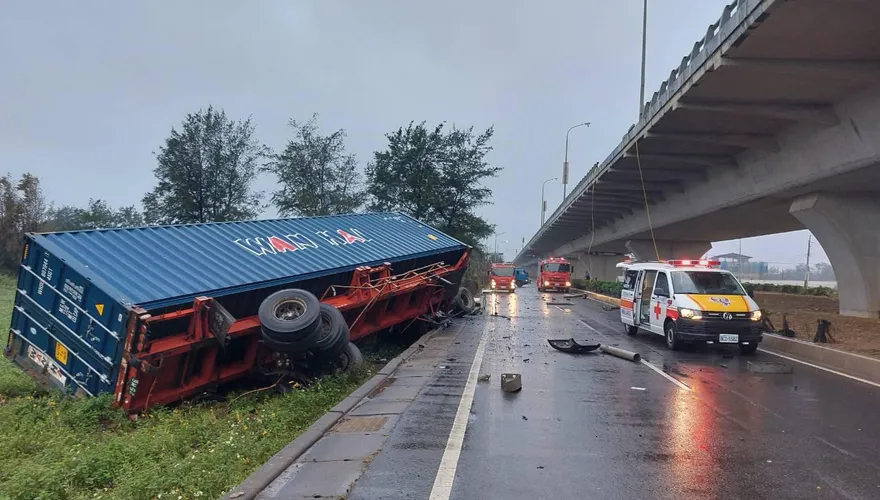 快訊/西濱觀音段驚傳大貨車摔下橋！車頭凹陷、零件噴飛　駕駛慘受困