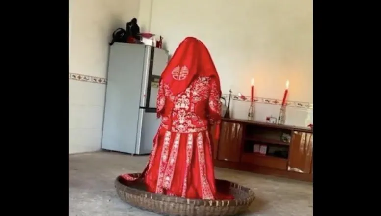 結婚拜堂前要「磨性子」！規定新娘坐竹筐裡5小時　腳還不能碰地
