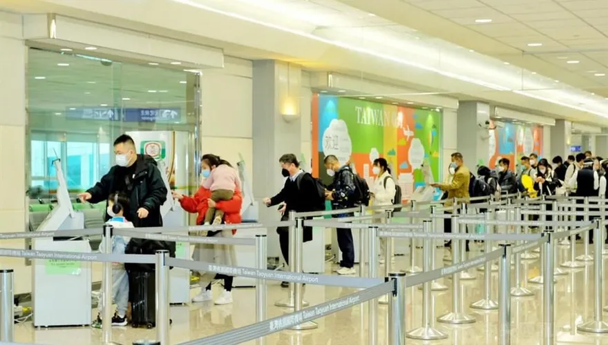 陸經港澳轉機入境加嚴！須持搭機前檢驗報告　首班旅客66人抵台