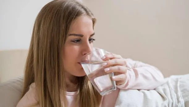 喝熱水比喝冰水好？「最佳飲水溫度」大公開！熱飲超過「這溫度」易罹食道癌
