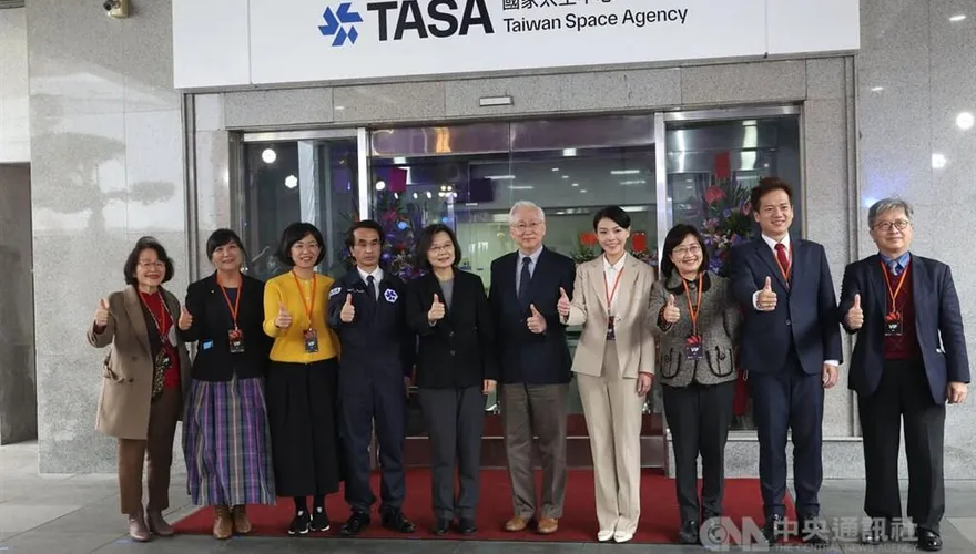 國家太空中心揭牌「蔡英文首同台高虹安」　雙方互動曝光