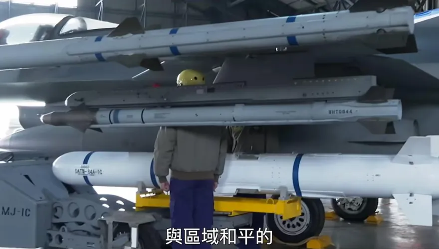 蔡英文視導空軍四聯隊  F-16演練掛載空射魚叉反艦飛彈