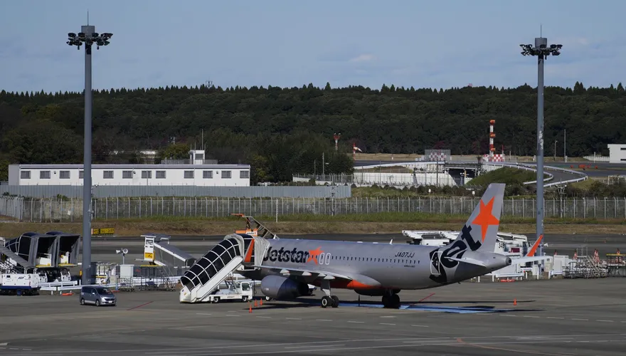 影/日客機飛行中突接通知「有爆裂物」！飛機緊急迫降名古屋　149名乘客乘逃生梯疏散