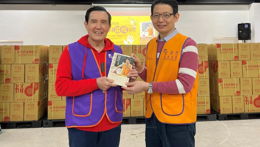 馬英九帶前國防部長高華柱做食物銀行志工 展現「馬氏幽默」