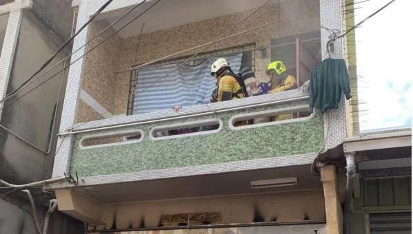 快訊/火舌猛竄黑煙蔓延…高雄透天厝火警！3人慘受困　消防急搶救