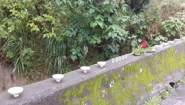 桃園山路驚見「整排飯碗」他問「什麼意思？」　網友說出駭人解答