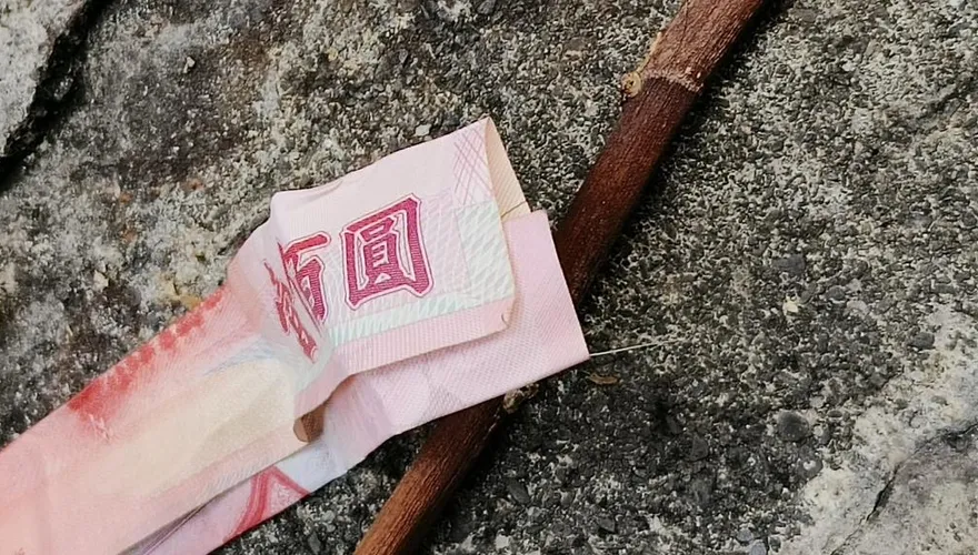 百元鈔對折夾跟頭髮丟地上！他警告「碰到就算數」