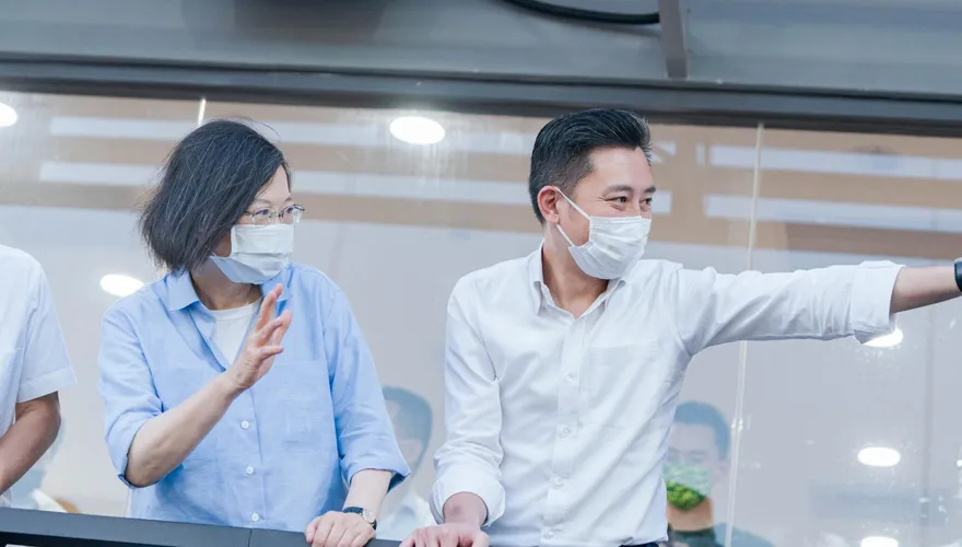 林智堅空手套白狼？網紅對比台中這球場氣炸：台灣人很可憐