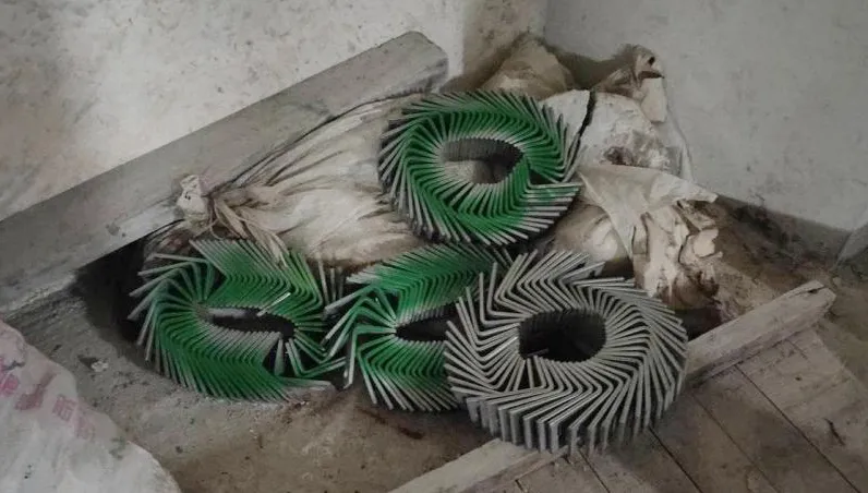 帶人面試當幌子！離職工偷上百片建材　藏機車置物箱被逮