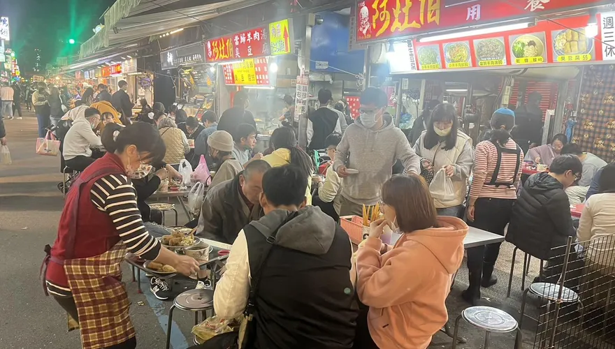 影/羅東夜市熱滾滾！阿灶伯羊肉排隊人龍不減　濃而不腥羊肉味勾你胃