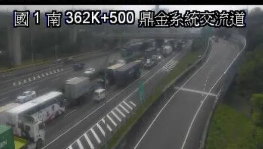 快訊／國1南下364.5km大車擦撞！佔中外車道大回堵　貨車駕駛送醫