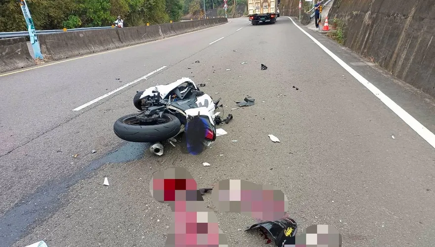 快訊/台南龍崎發生嚴重車禍！疑碰撞貨車摔飛…22歲騎士無生命跡象送醫