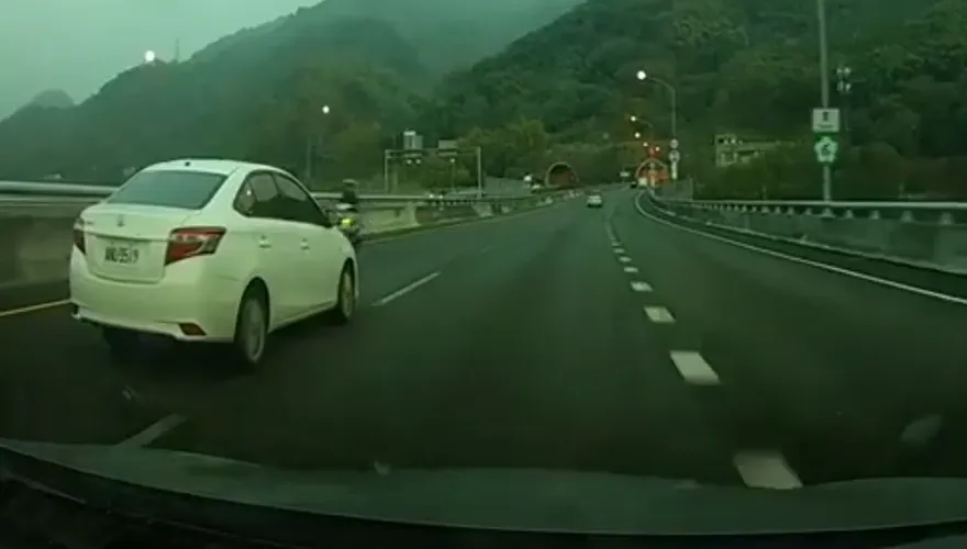 影/想死別害別人啦！機車三寶國道內線逆向狂飆　轎車駕駛急閃避險撞上
