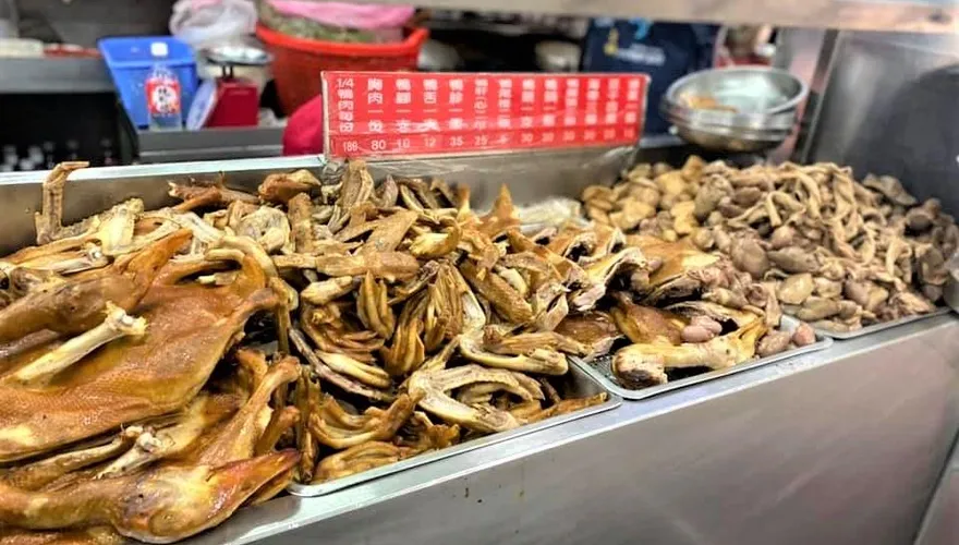 新竹城隍廟必吃美食！這家鴨肉多汁不柴…網評必點這道菜