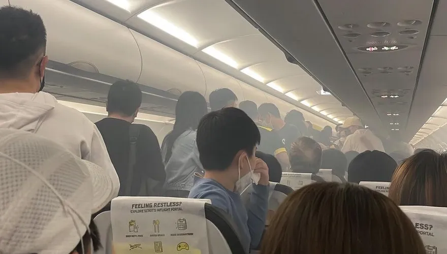 影/行動電源閃燃冒火光！酷航機艙「煙霧迷漫」乘客傻眼　他以為救生衣充氣下秒白煙滿佈