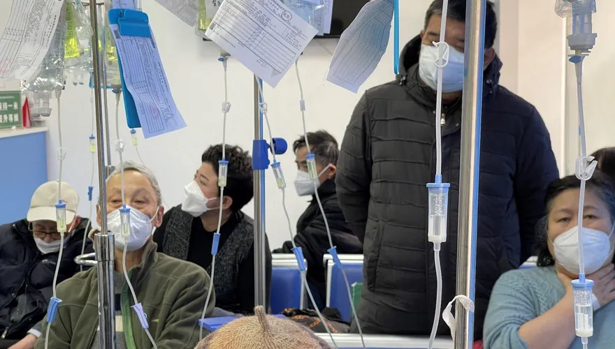 陸宣布已過第一波感染高峰　專家曝「第二波」將在年中　估病毒性將越來越小