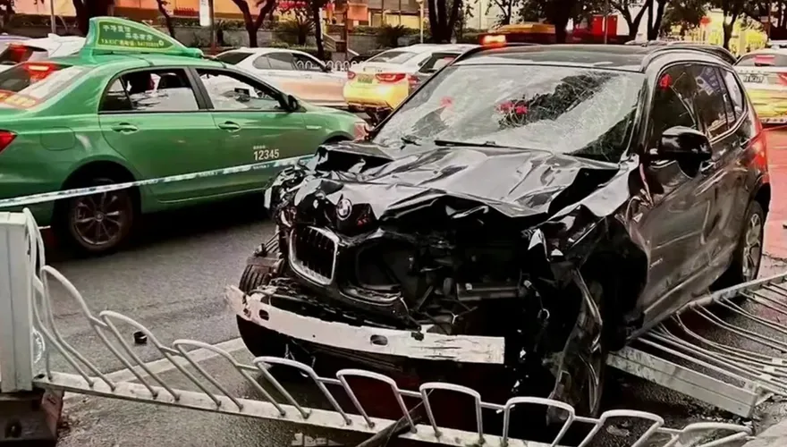 影/喪心病狂！廣州BMW駕駛蓄意衝撞人群　目前至少5死13傷